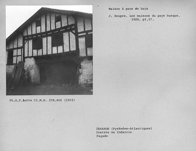 Partie centrale de la façade principale à pans de bois