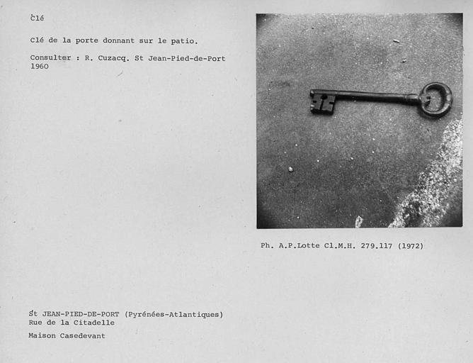 Façade sur patio, clé de la porte