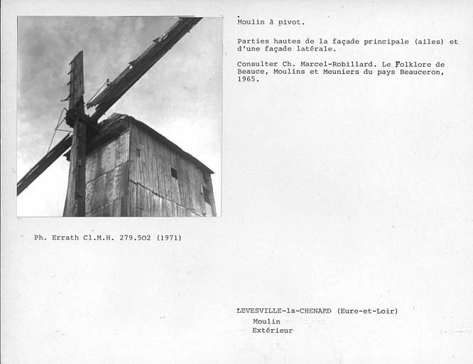 Extérieur du moulin à pivot, partie haute de la façade principale et d'une façade latérale, ailes