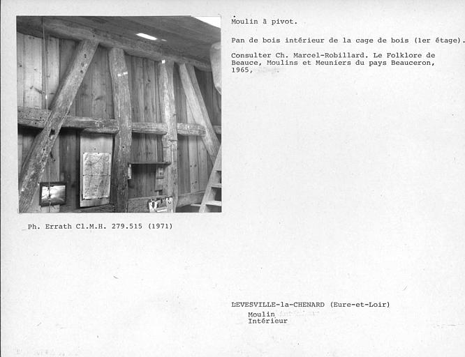 Intérieur du moulin à pivot, pan de bois au premier étage