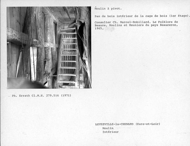 Intérieur du moulin à pivot, pan de bois au premier étage