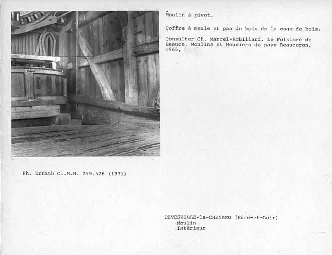 Intérieur du moulin au deuxième étage, pan de bois, frein, coffre à meule