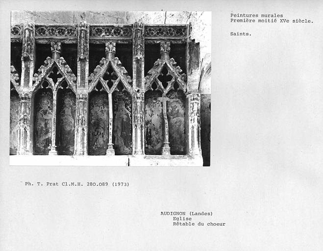 Détail de la partie gauche du retable sculpté et peint du choeur