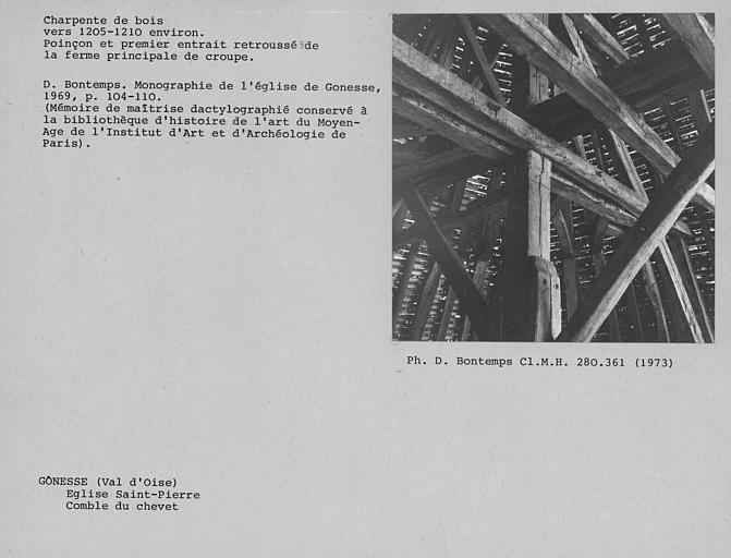 Charpente du comble du chevet, base du poinçon moisé et premier entrait retroussé de la ferme maîtresse de croupe