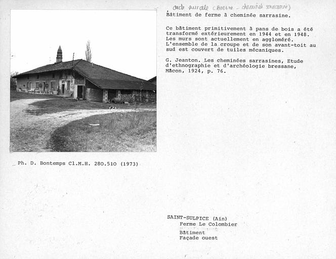 Bâtiment de ferme à cheminée sarrasine. Façade ouest du bâtiment à pans de bois transformé extérieurement en 1944 et 1948