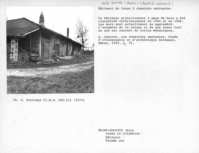 Bâtiment de ferme à cheminée sarrasine. Façade est du bâtiment à pans de bois transformé extérieurement en 1944 et 1948