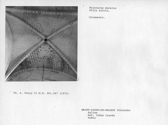 Ornements peints sur la troisième et dernière voûte de la nef