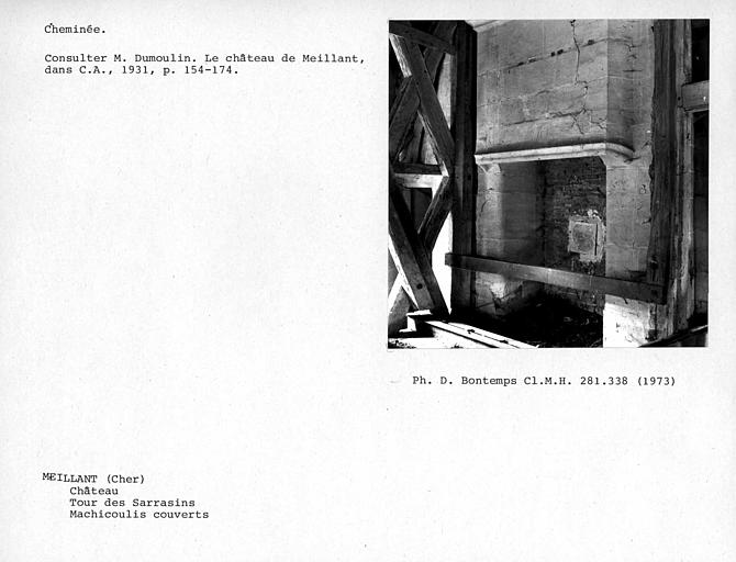 Cheminée de la pièce centrale en charpente de bois, Tour des Sarrasins