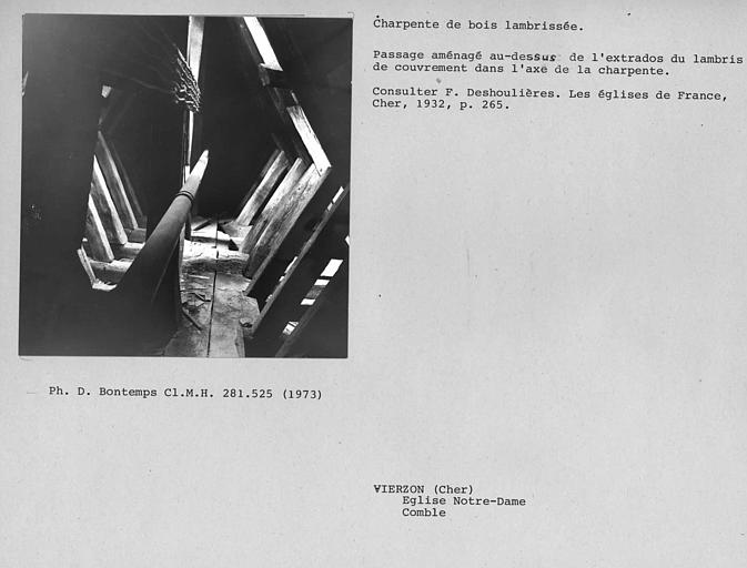 Charpente de bois lambrissée du comble, passage aménagé au dessus du lambris de couvrement dans l'axe longitudinal