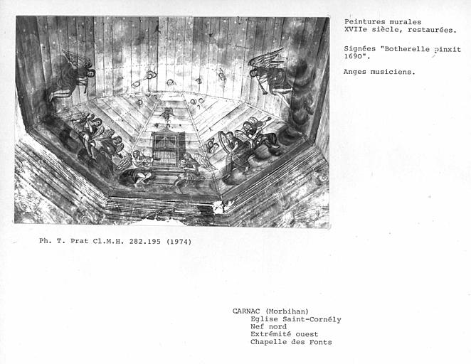 Charpente lambrissée peinte à l'extrémité ouest de la nef nord, fonts baptismaux : Anges musiciens