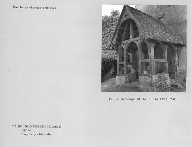 Eglise. Porche en charpente de bois de la façade occidentale