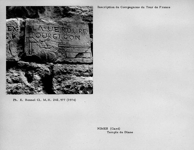 Temple de Diane. Inscription de compagnon du Tour de France, dessin d'outils