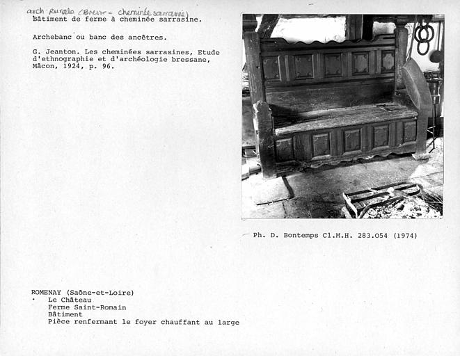 Archebanc ou banc des ancêtres de la pièce renfermant le foyer chauffant au large