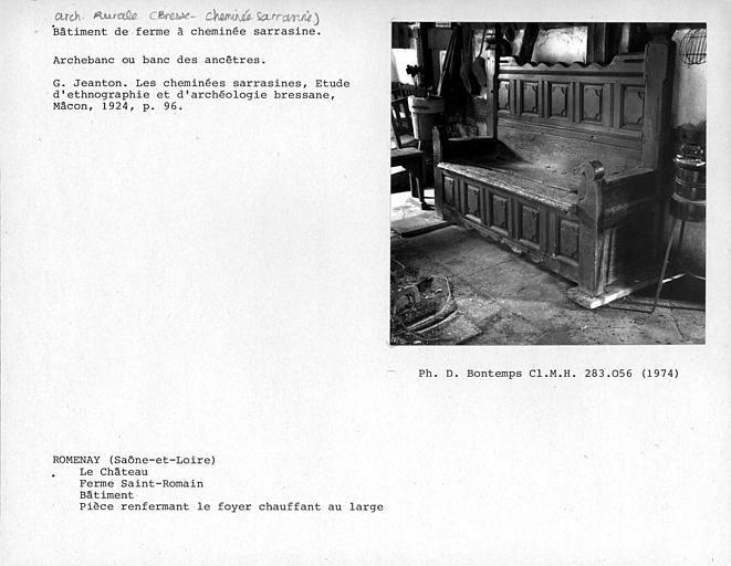 Archebanc ou banc des ancêtres de la pièce renfermant le foyer chauffant au large