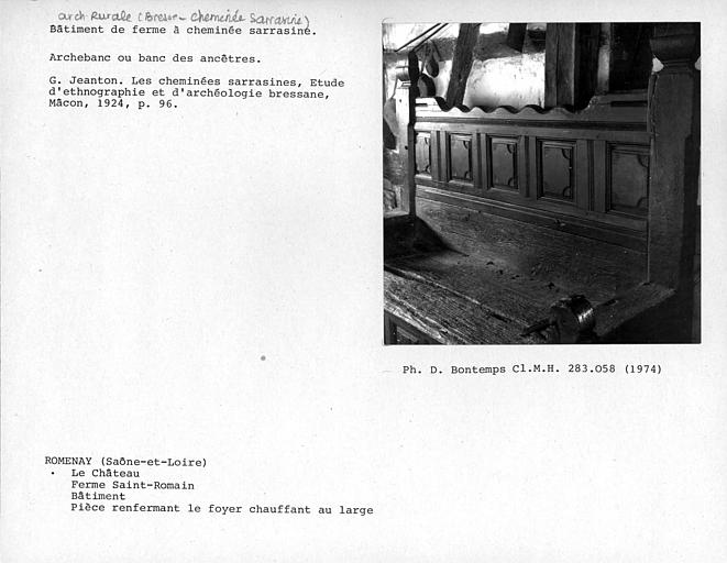 Archebanc ou banc des ancêtres de la pièce renfermant le foyer chauffant au large