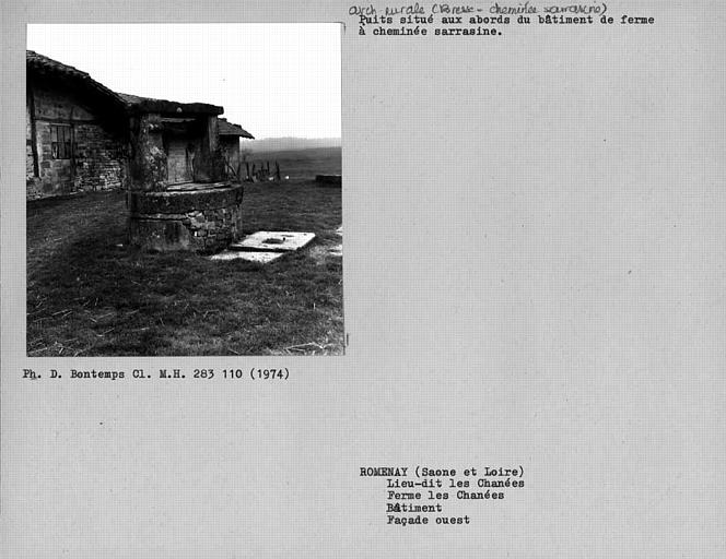 Bâtiment de ferme à cheminée sarrasine. Puits situé aux abords du bâtiment à cheminée sarrasine