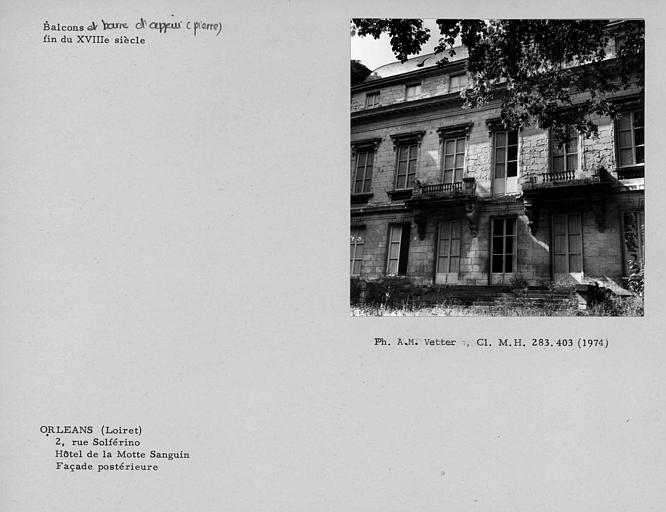 Balcons en pierre de la partie centrale de la façade sud