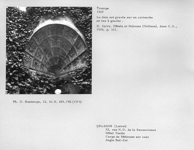Corps de bâtiment sur cour, trompe de la tourelle datée 1540 sur la trompe à l'angle sud-est