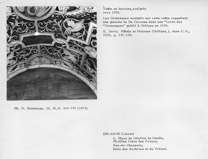 Voûte en berceau sculptée de la salle des archives et du trésor au rez-de-chaussée du bâtiment, Grotesques sculptés rappelant une planche de Du Cerceau dans son Livre des Grotesques