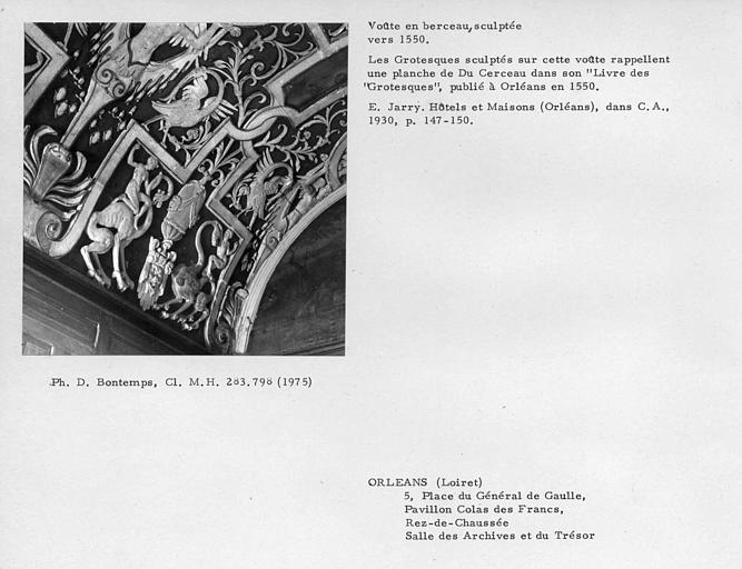 Voûte en berceau sculptée de la salle des archives et du trésor au rez-de-chaussée du bâtiment, Grotesques sculptés rappelant une planche de Du Cerceau dans son Livre des Grotesques