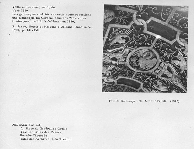 Voûte en berceau sculptée de la salle des archives et du trésor au rez-de-chaussée du bâtiment, Grotesques sculptés rappelant une planche de Du Cerceau dans son Livre des Grotesques