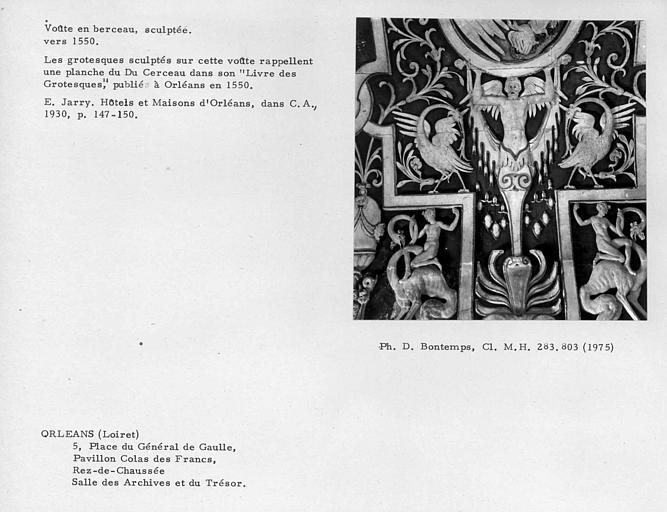 Voûte en berceau sculptée de la salle des archives et du trésor au rez-de-chaussée du bâtiment, Grotesques sculptés rappelant une planche de Du Cerceau dans son Livre des Grotesques