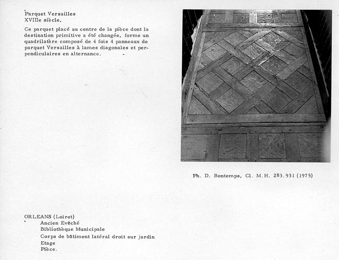 Corps de bâtiment latéral droit sur jardin. Parquet de la pièce à l'étage