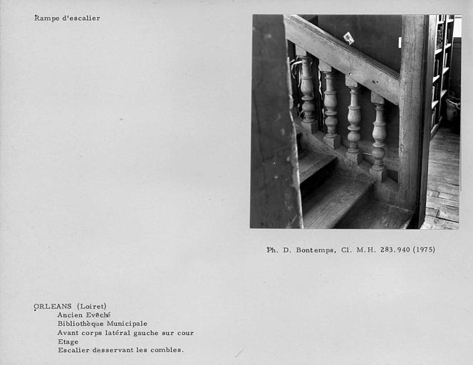 Avant corps latéral gauche sur cour. Rampe de l'escalier desservant les combles à l'étage