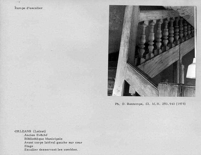 Avant corps latéral gauche sur cour. Rampe de l'escalier desservant les combles à l'étage