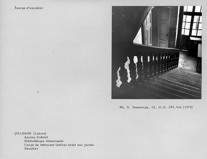 Rampe d'escalier du corps de bâtiment latéral droit sur jardin