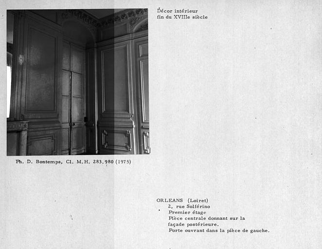 Décor intérieur de la porte ouvrant sur la pièce à gauche, pièce centrale ouvrant sur la façade postérieure au premier étage