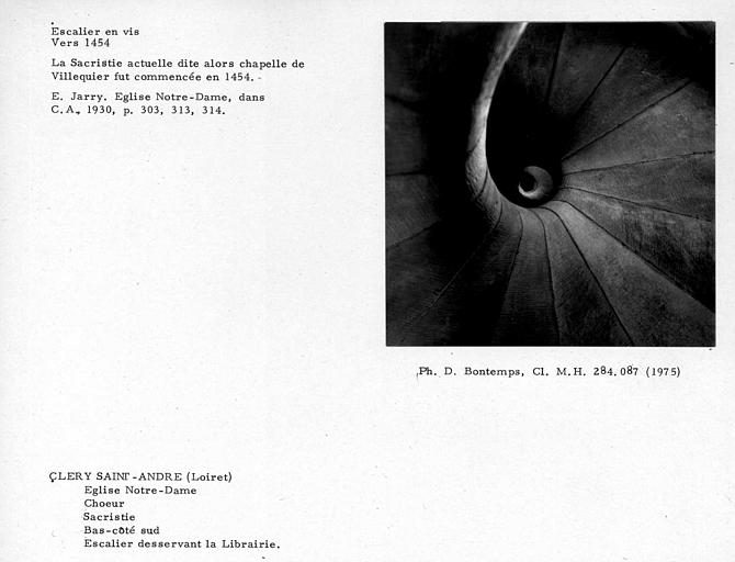 Escalier en vis desservant la librairie de la sacristie du bas-côté sud du choeur