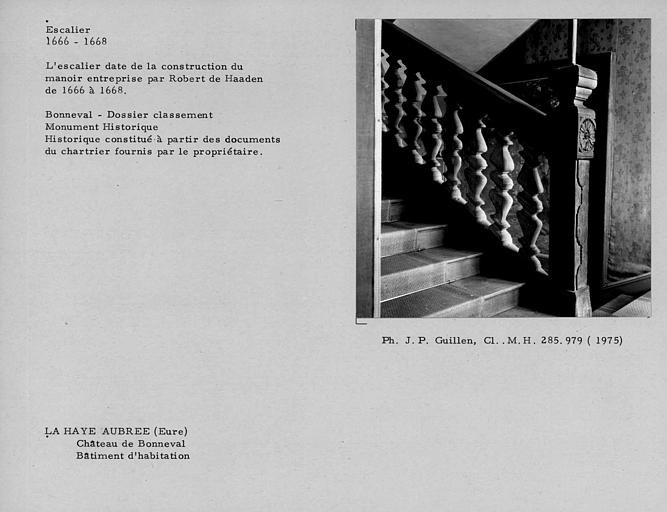 Escalier en bois du corps de logis