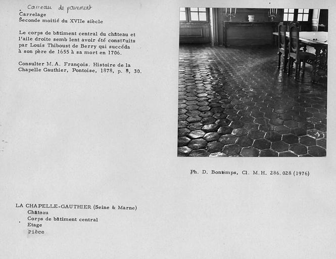 Corps de bâtiment central. Pavement de tomettes hexagonales de la pièce gauche au premier étage