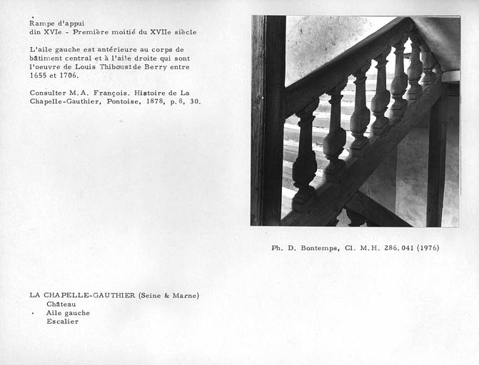 Rampe à balustres de l'escalier de bois entre le premier et le second étage du corps de bâtiment latéral gauche