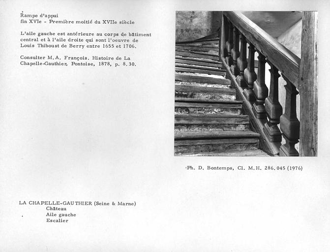 Rampe à balustres de l'escalier de bois entre le rez-de-chaussée et l'étage du corps de bâtiment latéral gauche