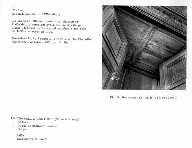 Lambris du plafond et embrasure de la porte de la pièce gauche au premier étage du corps de bâtiment central