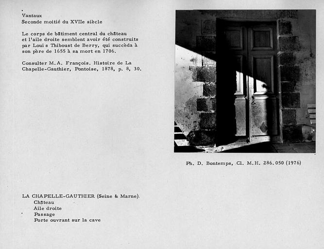 Vantaux de la porte de la cave au rez-de-chaussée du porche du corps de bâtiment latéral droit