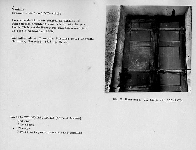 Partie haute du vantail au revers de la porte de l'escalier au rez-de-chaussée du porche du corps de bâtiment latéral droit