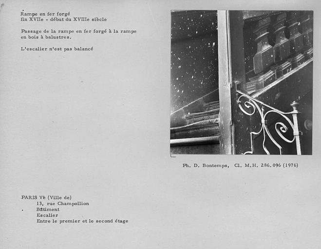 Rampe en fer forgé de l'escalier entre le deuxième et troisième étage