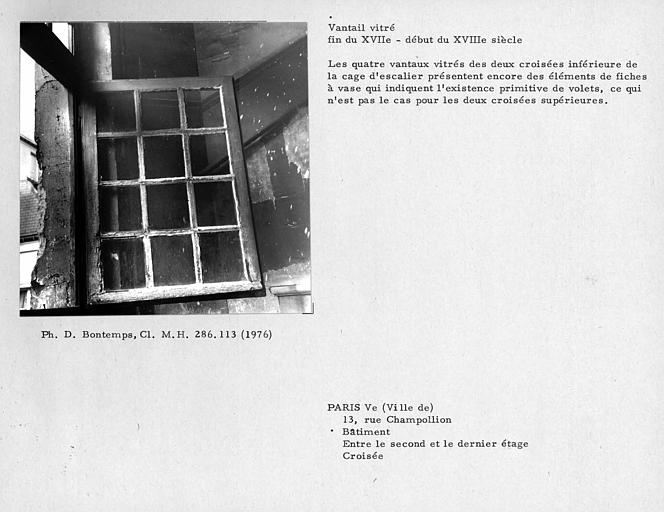 Vantail vitré inférieur droit de la fenêtre entre le deuxième et le dernier étage de la cage d'escalier