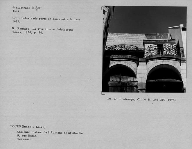 Balustrade en fer forgé de la terrasse, datée