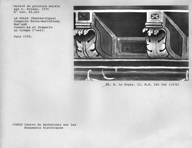 Peinture murale : consoles et draperie en trompe-l'oeil