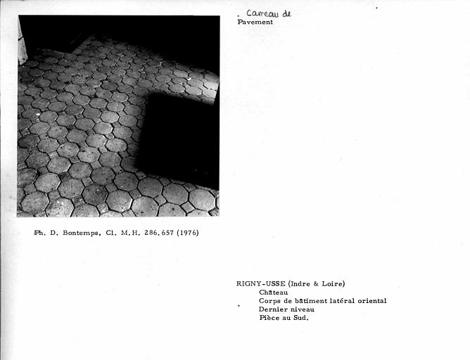 Pavement d'une pièce à l'extrémité sud du dernier niveau dans le corps du bâtiment oriental