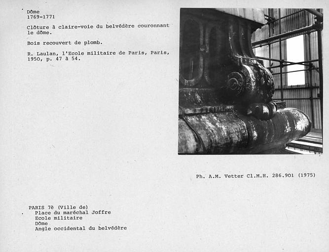 Volute décorative et tore du lanterneau du dôme en bois recouvert de plomb