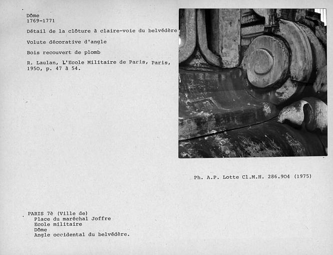 Détail d'une volute décorative en bois recouvert de plomb, angle ouest du lanterneau du dôme