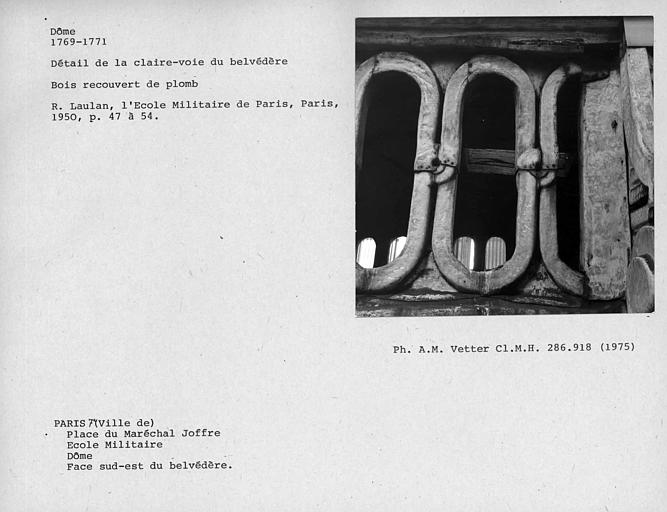 Vue extérieure des balustres en bois recouverts de plomb du dôme, façade sud-ouest du lanterneau du dôme