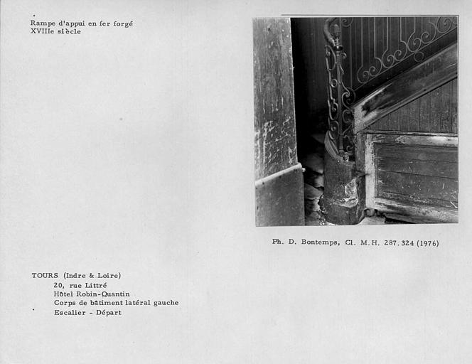 Départ de l'escalier du corps de bâtiment latéral gauche, rampe d'appui en fer forgé