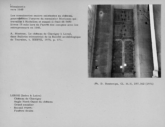 Menuiseries des fenêtres droites du palier du deuxième étage de l'escalier, angle nord-ouest du château