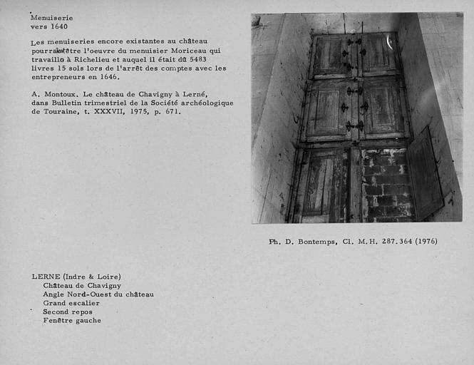 Menuiseries des fenêtres gauches du palier du deuxième étage de l'escalier, angle nord-ouest du château